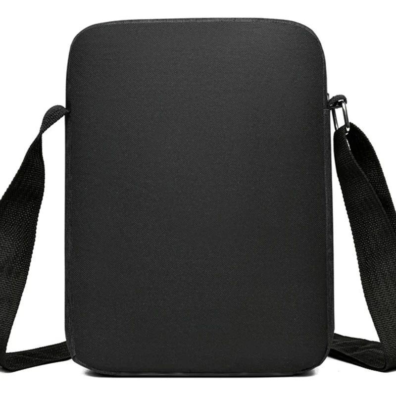 Bolsa pequena masculina - uma bolsa transversal ou bolsa de ombro simples e leve - é adequada para viagens de negócios.