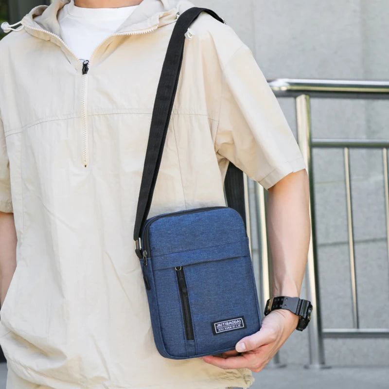 Bolsa pequena masculina - uma bolsa transversal ou bolsa de ombro simples e leve - é adequada para viagens de negócios.