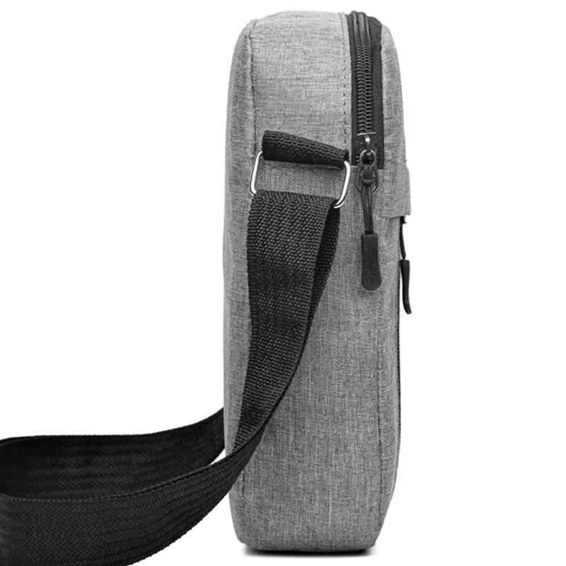 Bolsa pequena masculina - uma bolsa transversal ou bolsa de ombro simples e leve - é adequada para viagens de negócios.