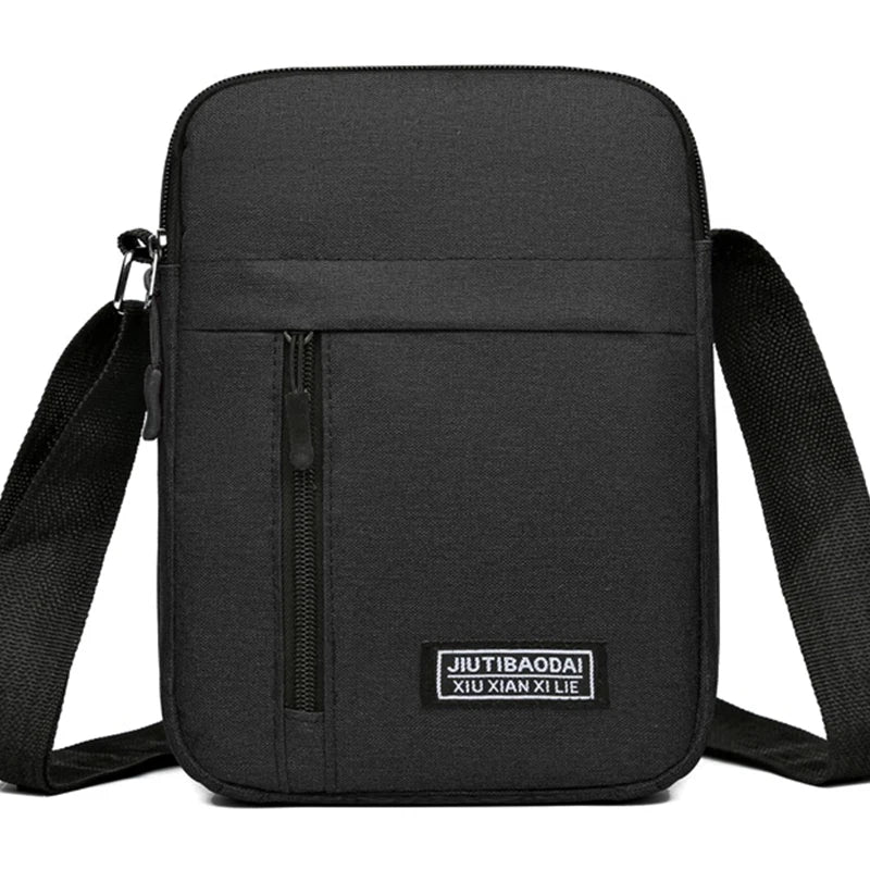 Bolsa pequena masculina - uma bolsa transversal ou bolsa de ombro simples e leve - é adequada para viagens de negócios.