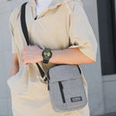 Bolsa pequena masculina - uma bolsa transversal ou bolsa de ombro simples e leve - é adequada para viagens de negócios.