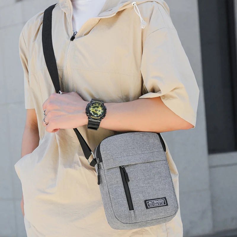 Bolsa pequena masculina - uma bolsa transversal ou bolsa de ombro simples e leve - é adequada para viagens de negócios.