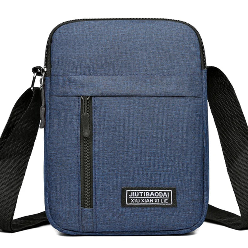 Bolsa pequena masculina - uma bolsa transversal ou bolsa de ombro simples e leve - é adequada para viagens de negócios.
