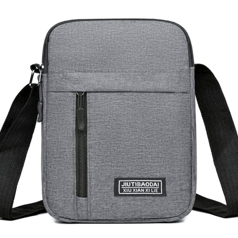 Bolsa pequena masculina - uma bolsa transversal ou bolsa de ombro simples e leve - é adequada para viagens de negócios.